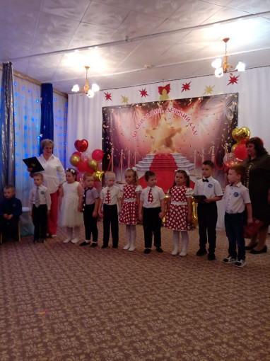 "Выпускной бал." "Выпускной бал.".